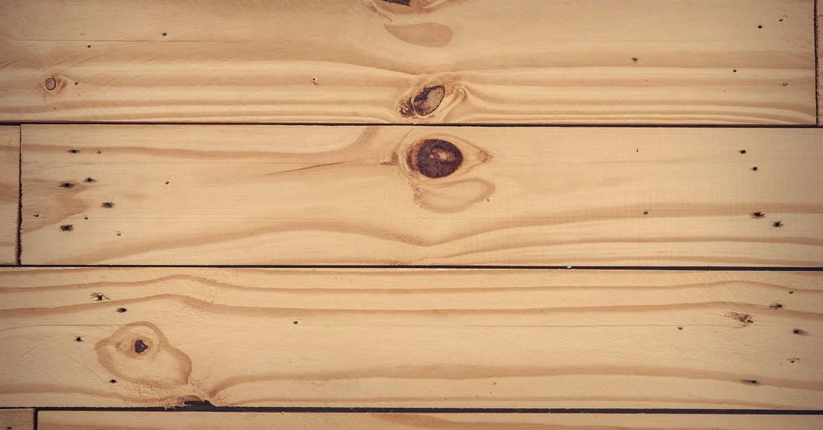 Vue détaillée de planches en bois rustiques montrant le grain et les nœuds naturels