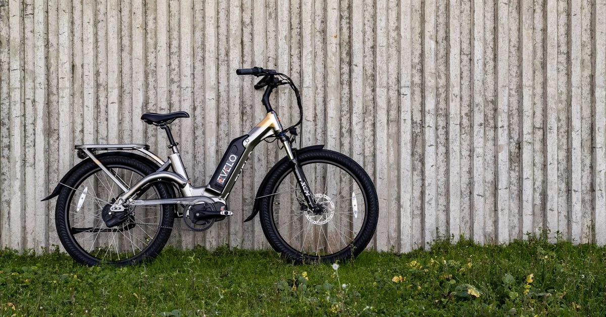 Un vélo électrique moderne garé contre un mur en béton à Seattle.