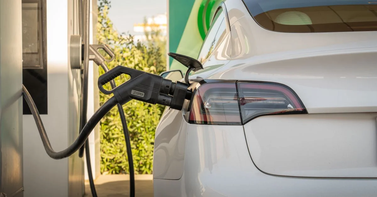 Voiture électrique Tesla en recharge à une station à Erbil, en Irak. Transport écologique.