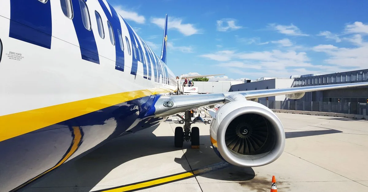 Une vue en gros plan d'un avion commercial garé sur le tarmac d'un aéroport.